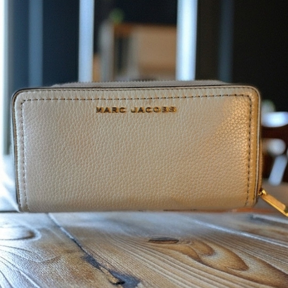Marc Jacobs Cream Leather Zip Wallet (EUC)